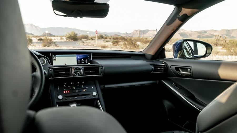 Торпедо Lexus IS350 F-Sport (XE30) 2016 года  (NA) (фото 2 из 32)